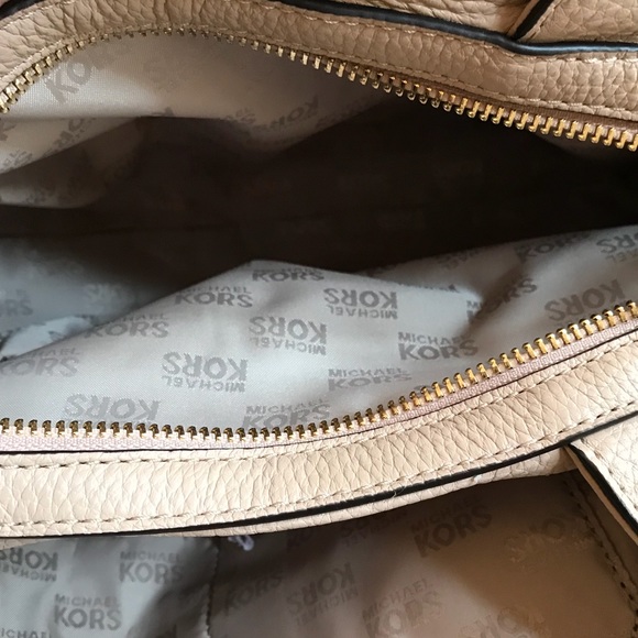 Authentic Michael kors oyster leather handbag - Picture 6 of 8